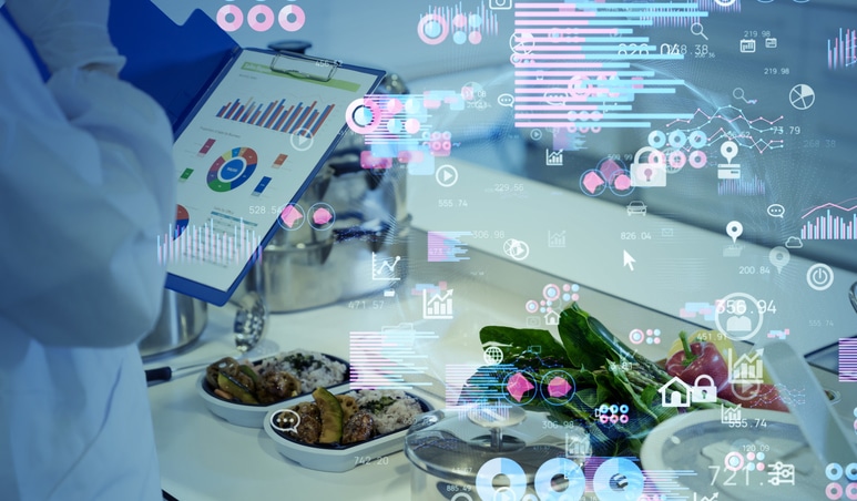 Una persona con bata de laboratorio sostiene un portapapeles con tablas de datos junto a platos de comida y verduras frescas, sobre los que se superponen gráficos de datos digitales e iconos que representan análisis y estadísticas.